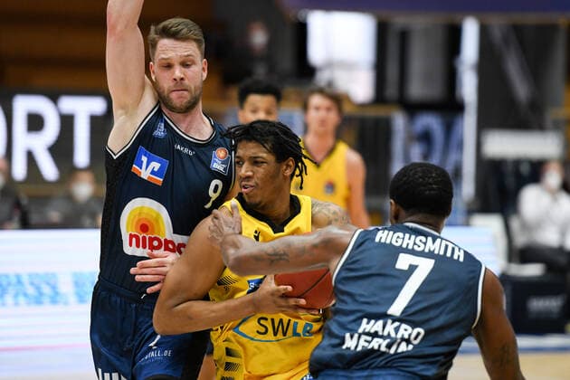 Desi Rodriguez (MHP Riesen Ludwigsburg) im Zweikampf mit Haywood Highsmith (HAKRO Merlins Crailsheim) und Fabian Bleck (HAKRO Merlins Crailsheim), GER, HAKRO Merlins Crailsheim vs. MHP Riesen Ludwigsburg, 14.03.2021, 23. Spieltag easycredit Basketball Bundesliga, Spielzeit 2020 2021. GER, HAKRO Merlins Crailsheim vs. MHP Riesen Ludwigsburg, 14.03.2021, 23. Spieltag easycredit Basketball Bundesliga, Spielzeit 2020 2021 Crailsheim Copyright: xEibnerxPressefoto MichaelxMemmlerx EP_MMR