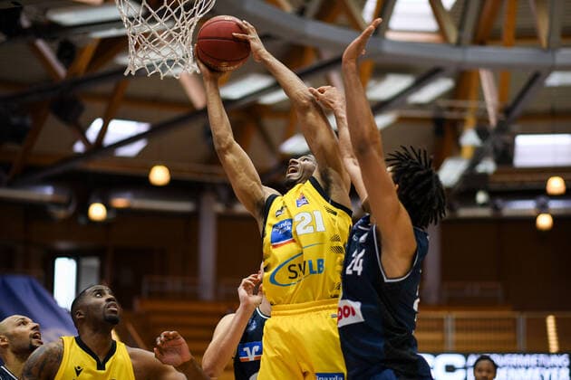 Tremmell Darden (MHP Riesen Ludwigsburg) am Korb gegen Jeremy Jones (HAKRO Merlins Crailsheim), GER, HAKRO Merlins Crailsheim vs. MHP Riesen Ludwigsburg, 14.03.2021, 23. Spieltag easycredit Basketball Bundesliga, Spielzeit 2020 2021. GER, HAKRO Merlins Crailsheim vs. MHP Riesen Ludwigsburg, 14.03.2021, 23. Spieltag easycredit Basketball Bundesliga, Spielzeit 2020 2021 Crailsheim Copyright: xEibnerxPressefoto MichaelxMemmlerx EP_MMR