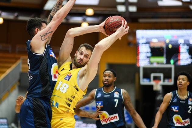 Jonas Wohlfarth-Bottermann (MHP Riesen Ludwigsburg) im Zweikampf mit Bogdan Radosavljevic (HAKRO Merlins Crailsheim), GER, HAKRO Merlins Crailsheim vs. MHP Riesen Ludwigsburg, 14.03.2021, 23. Spieltag easycredit Basketball Bundesliga, Spielzeit 2020 2021. GER, HAKRO Merlins Crailsheim vs. MHP Riesen Ludwigsburg, 14.03.2021, 23. Spieltag easycredit Basketball Bundesliga, Spielzeit 2020 2021 Crailsheim Copyright: xEibnerxPressefoto MichaelxMemmlerx EP_MMR
