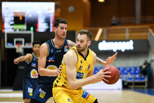 Jonas Wohlfarth-Bottermann (MHP Riesen Ludwigsburg) im Zweikampf mit Bogdan Radosavljevic (HAKRO Merlins Crailsheim), GER, HAKRO Merlins Crailsheim vs. MHP Riesen Ludwigsburg, 14.03.2021, 23. Spieltag easycredit Basketball Bundesliga, Spielzeit 2020 2021. GER, HAKRO Merlins Crailsheim vs. MHP Riesen Ludwigsburg, 14.03.2021, 23. Spieltag easycredit Basketball Bundesliga, Spielzeit 2020 2021 Crailsheim Copyright: xEibnerxPressefoto MichaelxMemmlerx EP_MMR