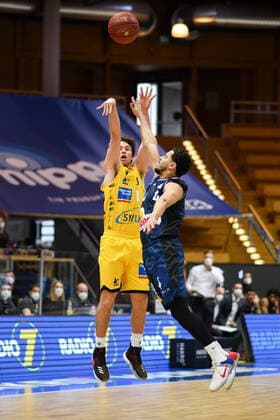 Jordan Hulls (MHP Riesen Ludwigsburg) beim Wurf im Zweikampf mit Nimrod Hilliard (HAKRO Merlins Crailsheim), GER, HAKRO Merlins Crailsheim vs. MHP Riesen Ludwigsburg, 14.03.2021, 23. Spieltag easycredit Basketball Bundesliga, Spielzeit 2020 2021. GER, HAKRO Merlins Crailsheim vs. MHP Riesen Ludwigsburg, 14.03.2021, 23. Spieltag easycredit Basketball Bundesliga, Spielzeit 2020 2021 Crailsheim Copyright: xEibnerxPressefoto MichaelxMemmlerx EP_MMR