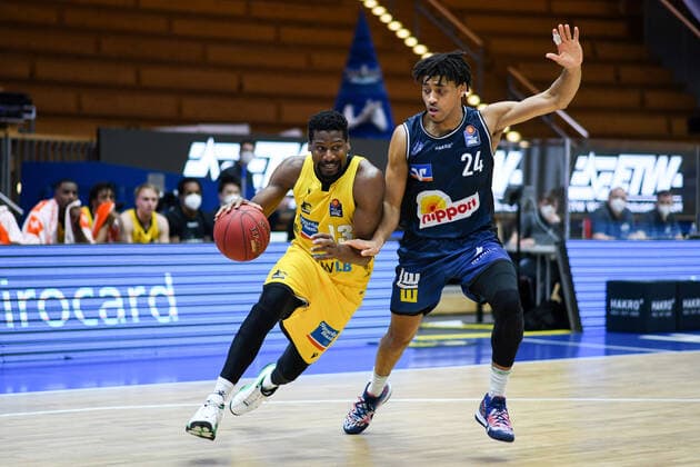 Yorman Polas Bartolo (MHP Riesen Ludwigsburg) im Zweikampf mit Jeremy Jones (HAKRO Merlins Crailsheim), GER, HAKRO Merlins Crailsheim vs. MHP Riesen Ludwigsburg, 14.03.2021, 23. Spieltag easycredit Basketball Bundesliga, Spielzeit 2020 2021. GER, HAKRO Merlins Crailsheim vs. MHP Riesen Ludwigsburg, 14.03.2021, 23. Spieltag easycredit Basketball Bundesliga, Spielzeit 2020 2021 Crailsheim Copyright: xEibnerxPressefoto MichaelxMemmlerx EP_MMR