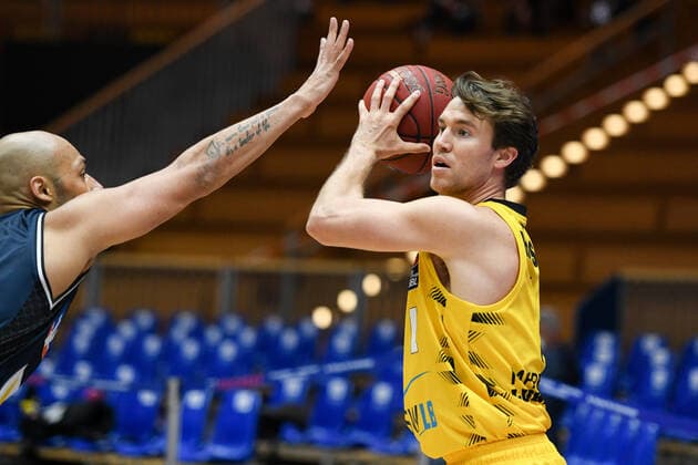 Jordan Hulls (MHP Riesen Ludwigsburg) im Zweikampf mit Maurice Stuckey (HAKRO Merlins Crailsheim), GER, HAKRO Merlins Crailsheim vs. MHP Riesen Ludwigsburg, 14.03.2021, 23. Spieltag easycredit Basketball Bundesliga, Spielzeit 2020 2021. GER, HAKRO Merlins Crailsheim vs. MHP Riesen Ludwigsburg, 14.03.2021, 23. Spieltag easycredit Basketball Bundesliga, Spielzeit 2020 2021 Crailsheim Copyright: xEibnerxPressefoto MichaelxMemmlerx EP_MMR