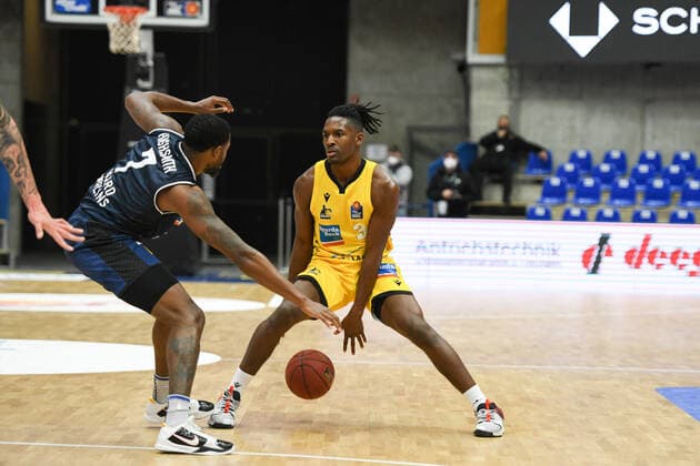Maurice Stuckey (HAKRO Merlins Crailsheim) im Zweikampf mit Haywood Highsmith (HAKRO Merlins Crailsheim), GER, HAKRO Merlins Crailsheim vs. MHP Riesen Ludwigsburg, 14.03.2021, 23. Spieltag easycredit Basketball Bundesliga, Spielzeit 2020 2021. GER, HAKRO Merlins Crailsheim vs. MHP Riesen Ludwigsburg, 14.03.2021, 23. Spieltag easycredit Basketball Bundesliga, Spielzeit 2020 2021 Crailsheim Copyright: xEibnerxPressefoto MichaelxMemmlerx EP_MMR