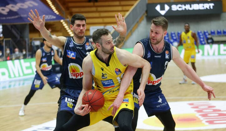 Ludwigsburg , Basketball easyCredit BBL Bundesliga , HAKRO Merlins Crailsheim vs. MHP Riesen Ludwigsburg , von links: Bogdan Radosavljevic ( Merlins ) Jonas Wohlfarth-Bottermann ( Riesen ) Fabian Bleck ( Merlins )