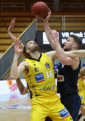 Ludwigsburg , Basketball easyCredit BBL Bundesliga , HAKRO Merlins Crailsheim vs. MHP Riesen Ludwigsburg , von links: Jonas Wohlfarth-Bottermann ( Riesen ) Fabian Bleck ( Merlins )