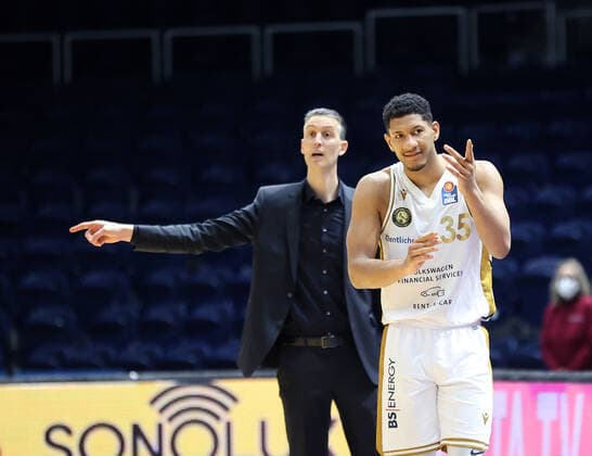 Headcoach Pete Strobl (Basketball Loewen Braunschweig), Karim Jallow (Basketball Loewen Braunschweig)