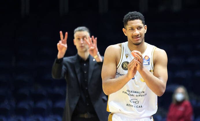 Headcoach Pete Strobl (Basketball Loewen Braunschweig), Karim Jallow (Basketball Loewen Braunschweig)
