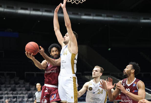 Terrell Harris (Chemnitz99), Benedikt Turudic (Basketball Loewen Braunschweig)