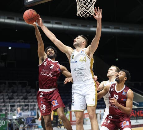 Terrell Harris (Chemnitz99), Benedikt Turudic (Basketball Loewen Braunschweig)