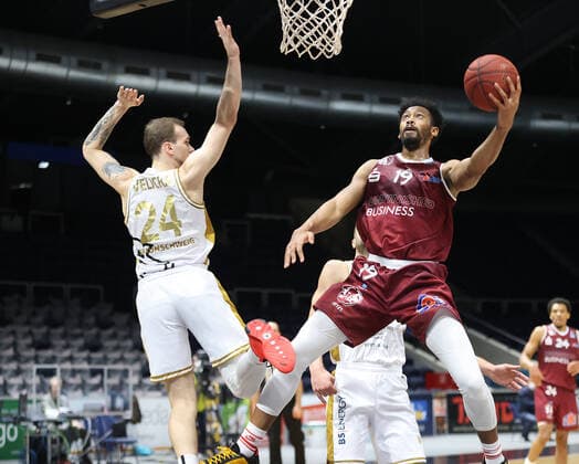 Arnas Velicka (Basketball Loewen Braunschweig) im Duell mit Johnathan Williams (Chemnitz99)