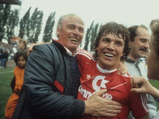 Eintracht Braunschweig - FC Bayern München 0:1 08.06.1985. Trainer Udo Lattek und Lothar Matthäus (FCB) bejubeln den Gewinn der Deutschen Meisterschaft. Nur fuer journalistische Zwecke! Only for editorial use!