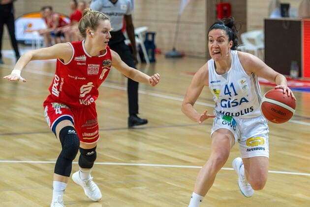 Eilidh Simpson (41, GISA Lions SV Halle) gegen Melli Knopp (Osnabrück) GISA Lions SV Halle vs. GiroLive Panthers Osnabrück Basketball - 1. Bundesliga - ERDGAS Sportarena Halle (Saale) 14.03.2021 Foto: Holger John Sachsen-Anhalt Deutschland ERDGAS Sportarena Halle Saale