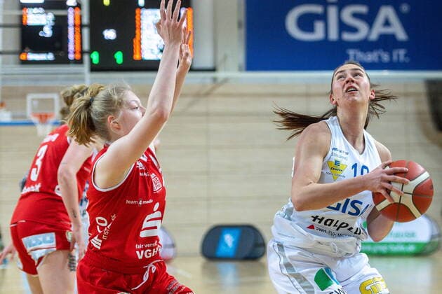 Barbora Kasparkowa (10, GISA Lions SV Halle) unterm Korb GISA Lions SV Halle vs. GiroLive Panthers Osnabrück Basketball - 1. Bundesliga - ERDGAS Sportarena Halle (Saale) 14.03.2021 Foto: Holger John Sachsen-Anhalt Deutschland ERDGAS Sportarena Halle Saale
