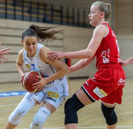 Laura Schinkel (07, GISA Lions SV Halle) gegen Melli Knopp (Osnabrück) GISA Lions SV Halle vs. GiroLive Panthers Osnabrück Basketball - 1. Bundesliga - ERDGAS Sportarena Halle (Saale) 14.03.2021 Foto: Holger John Sachsen-Anhalt Deutschland ERDGAS Sportarena Halle Saale