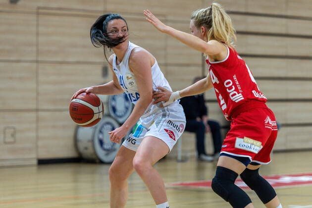 Eilidh Simpson (41, GISA Lions SV Halle) gegen Melli Knopp (Osnabrück) GISA Lions SV Halle vs. GiroLive Panthers Osnabrück Basketball - 1. Bundesliga - ERDGAS Sportarena Halle (Saale) 14.03.2021 Foto: Holger John Sachsen-Anhalt Deutschland ERDGAS Sportarena Halle Saale