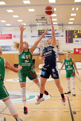 14.03.2021, xovx, Basketball Damen 1. Bundesliga, BC Pharmaserv Marburg - XCYDE Angels Nördlingen v.l. Theresa Simon (BC Pharmaserv Marburg), Laken James (XCYDE Angels Nördlingen) Marburg Sporthalle Georg-Gaßmann-Stadion Hessen Deutschland (DE)