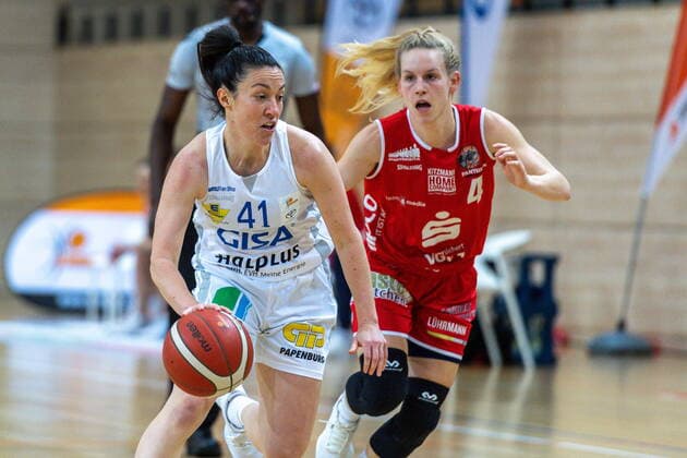 Eilidh Simpson (41, GISA Lions SV Halle) gegen Melli Knopp (Osnabrück) GISA Lions SV Halle vs. GiroLive Panthers Osnabrück Basketball - 1. Bundesliga - ERDGAS Sportarena Halle (Saale) 14.03.2021 Foto: Holger John Sachsen-Anhalt Deutschland ERDGAS Sportarena Halle Saale