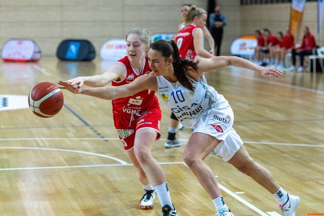 Barbora Kasparkowa (10, GISA Lions SV Halle) gegen Frieda Bühner (Osnabrück) GISA Lions SV Halle vs. GiroLive Panthers Osnabrück Basketball - 1. Bundesliga - ERDGAS Sportarena Halle (Saale) 14.03.2021 Foto: Holger John Sachsen-Anhalt Deutschland ERDGAS Sportarena Halle Saale