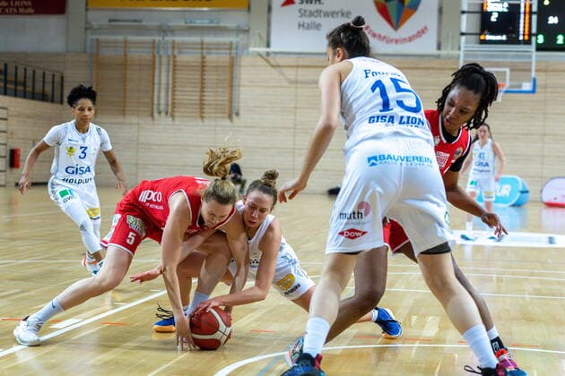Darien Huff (02, GISA Lions SV Halle) gegen Tonia Dölle (Osnabrück) GISA Lions SV Halle vs. GiroLive Panthers Osnabrück Basketball - 1. Bundesliga - ERDGAS Sportarena Halle (Saale) 14.03.2021 Foto: Holger John Sachsen-Anhalt Deutschland ERDGAS Sportarena Halle Saale