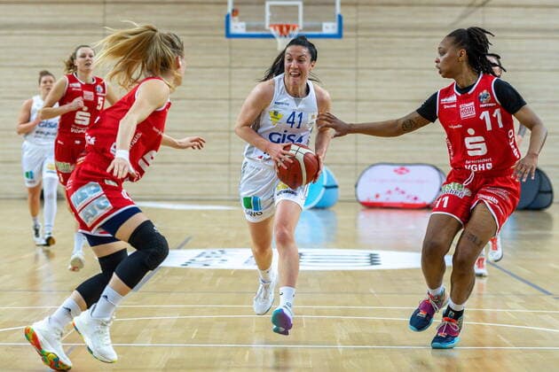 Eilidh Simpson (41, GISA Lions SV Halle) im Vorwärtsgang GISA Lions SV Halle vs. GiroLive Panthers Osnabrück Basketball - 1. Bundesliga - ERDGAS Sportarena Halle (Saale) 14.03.2021 Foto: Holger John Sachsen-Anhalt Deutschland ERDGAS Sportarena Halle Saale