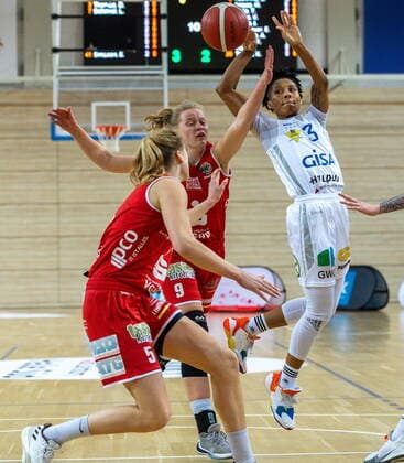 Deeshyra Thomas (03, GISA Lions SV Halle) beim Wurf gegen Melli Knopp (Osnabrück) und Tonia Dölle (Osnabrück) GISA Lions SV Halle vs. GiroLive Panthers Osnabrück Basketball - 1. Bundesliga - ERDGAS Sportarena Halle (Saale) 14.03.2021 Foto: Holger John Sachsen-Anhalt Deutschland ERDGAS Sportarena Halle Saale