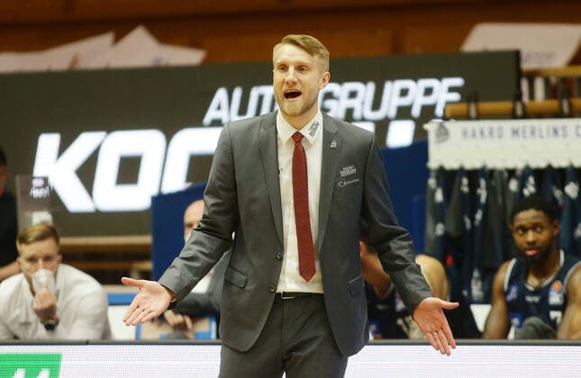 Ludwigsburg , Basketball easyCredit BBL Bundesliga , HAKRO Merlins Crailsheim vs. MHP Riesen Ludwigsburg , Tuomas Iisalo ( Trainer Merlins )