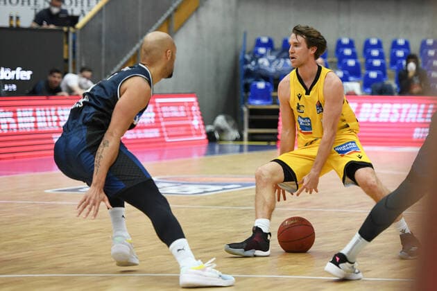 Jordan Hulls (MHP Riesen Ludwigsburg) im Zweikampf mit Maurice Stuckey (HAKRO Merlins Crailsheim), GER, HAKRO Merlins Crailsheim vs. MHP Riesen Ludwigsburg, 14.03.2021, 23. Spieltag easycredit Basketball Bundesliga, Spielzeit 2020 2021. GER, HAKRO Merlins Crailsheim vs. MHP Riesen Ludwigsburg, 14.03.2021, 23. Spieltag easycredit Basketball Bundesliga, Spielzeit 2020 2021 Crailsheim Copyright: xEibnerxPressefoto MichaelxMemmlerx EP_MMR
