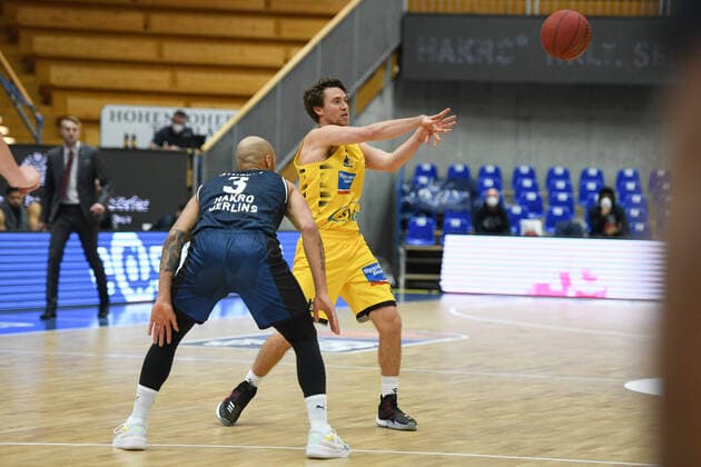 Jordan Hulls (MHP Riesen Ludwigsburg) im Zweikampf mit Maurice Stuckey (HAKRO Merlins Crailsheim), GER, HAKRO Merlins Crailsheim vs. MHP Riesen Ludwigsburg, 14.03.2021, 23. Spieltag easycredit Basketball Bundesliga, Spielzeit 2020 2021. GER, HAKRO Merlins Crailsheim vs. MHP Riesen Ludwigsburg, 14.03.2021, 23. Spieltag easycredit Basketball Bundesliga, Spielzeit 2020 2021 Crailsheim Copyright: xEibnerxPressefoto MichaelxMemmlerx EP_MMR