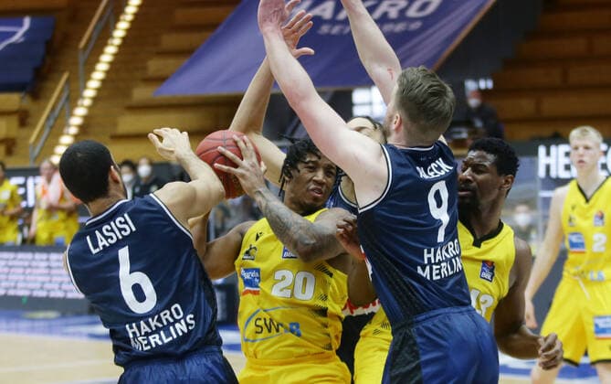 Ludwigsburg , Basketball easyCredit BBL Bundesliga , HAKRO Merlins Crailsheim vs. MHP Riesen Ludwigsburg , von links: Elias Lasisi ( Merlins ) Desi Rodriguez ( Riesen ) Fabian Bleck ( Merlins )