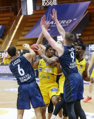 Ludwigsburg , Basketball easyCredit BBL Bundesliga , HAKRO Merlins Crailsheim vs. MHP Riesen Ludwigsburg , von links: Elias Lasisi ( Merlins ) Desi Rodriguez ( Riesen ) Fabian Bleck ( Merlins )