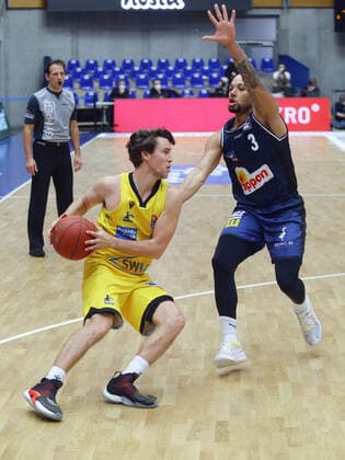 Ludwigsburg , Basketball easyCredit BBL Bundesliga , HAKRO Merlins Crailsheim vs. MHP Riesen Ludwigsburg , von links: Jordan Hulls ( Riesen ) Maurice Stuckey ( Merlins )