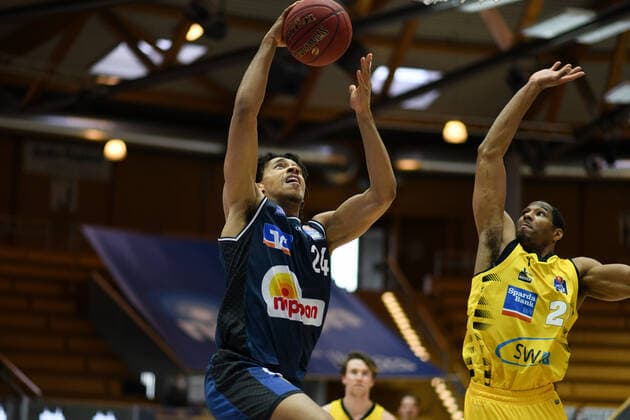 Jeremy Jones (HAKRO Merlins Crailsheim) am Korb gegen Tremmell Darden (MHP Riesen Ludwigsburg), GER, HAKRO Merlins Crailsheim vs. MHP Riesen Ludwigsburg, 14.03.2021, 23. Spieltag easycredit Basketball Bundesliga, Spielzeit 2020 2021. GER, HAKRO Merlins Crailsheim vs. MHP Riesen Ludwigsburg, 14.03.2021, 23. Spieltag easycredit Basketball Bundesliga, Spielzeit 2020 2021 Crailsheim Copyright: xEibnerxPressefoto MichaelxMemmlerx EP_MMR