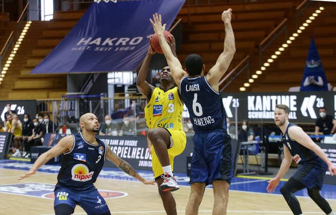 Ludwigsburg , Basketball easyCredit BBL Bundesliga , HAKRO Merlins Crailsheim vs. MHP Riesen Ludwigsburg , von links: Maurice Stuckey ( Merlins ) Jaleen Smtih ( Riesen ) Elias Lasisi ( Merlins )