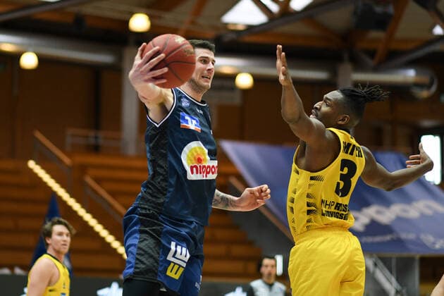 Bogdan Radosavljevic (HAKRO Merlins Crailsheim) im Zweikampf mit Jaleen Smith (MHP Riesen Ludwigsburg), GER, HAKRO Merlins Crailsheim vs. MHP Riesen Ludwigsburg, 14.03.2021, 23. Spieltag easycredit Basketball Bundesliga, Spielzeit 2020 2021. GER, HAKRO Merlins Crailsheim vs. MHP Riesen Ludwigsburg, 14.03.2021, 23. Spieltag easycredit Basketball Bundesliga, Spielzeit 2020 2021 Crailsheim Copyright: xEibnerxPressefoto MichaelxMemmlerx EP_MMR