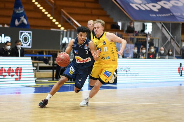 Trae Bell-Haynes (HAKRO Merlins Crailsheim) im Zweikampf mit Lukas Herzog (MHP Riesen Ludwigsburg), GER, HAKRO Merlins Crailsheim vs. MHP Riesen Ludwigsburg, 14.03.2021, 23. Spieltag easycredit Basketball Bundesliga, Spielzeit 2020 2021. GER, HAKRO Merlins Crailsheim vs. MHP Riesen Ludwigsburg, 14.03.2021, 23. Spieltag easycredit Basketball Bundesliga, Spielzeit 2020 2021 Crailsheim Copyright: xEibnerxPressefoto MichaelxMemmlerx EP_MMR