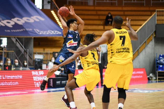Trae Bell-Haynes (HAKRO Merlins Crailsheim) im Zweikampf mit Jaleen Smith (MHP Riesen Ludwigsburg) und Jamel McLean (MHP Riesen Ludwigsburg), GER, HAKRO Merlins Crailsheim vs. MHP Riesen Ludwigsburg, 14.03.2021, 23. Spieltag easycredit Basketball Bundesliga, Spielzeit 2020 2021. GER, HAKRO Merlins Crailsheim vs. MHP Riesen Ludwigsburg, 14.03.2021, 23. Spieltag easycredit Basketball Bundesliga, Spielzeit 2020 2021 Crailsheim Copyright: xEibnerxPressefoto MichaelxMemmlerx EP_MMR