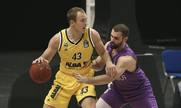 Luke Sikma, Harper Kamp Aktion Spielszene Zweikampf Basketball BBL Bundesliga Herren Saison 2020 2021 14.03.2021 ALBA Berlin vs. BG Göttingen