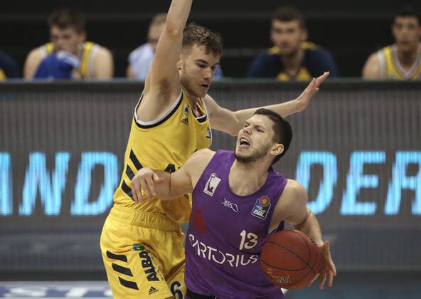 Malte Delow, Rihards Lomazs Aktion Spielszene Zweikampf Basketball BBL Bundesliga Herren Saison 2020 2021 14.03.2021 ALBA Berlin vs. BG Göttingen