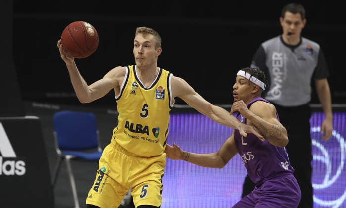 Niels Giffey, Nelson Weidemann Aktion Spielszene Zweikampf Basketball BBL Bundesliga Herren Saison 2020 2021 14.03.2021 ALBA Berlin vs. BG Göttingen
