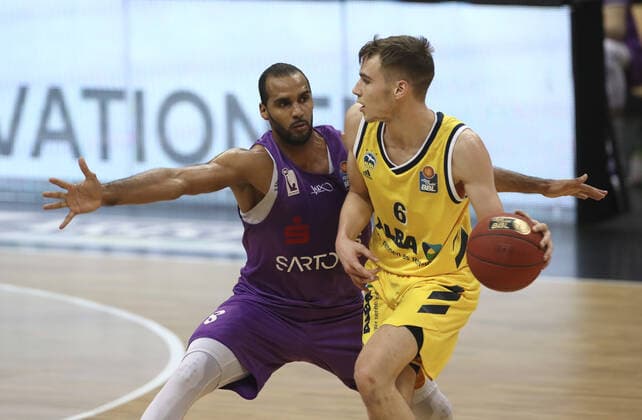 Akeem Vargas, Malte Delow Aktion Spielszene Zweikampf Basketball BBL Bundesliga Herren Saison 2020 2021 14.03.2021 ALBA Berlin vs. BG Göttingen