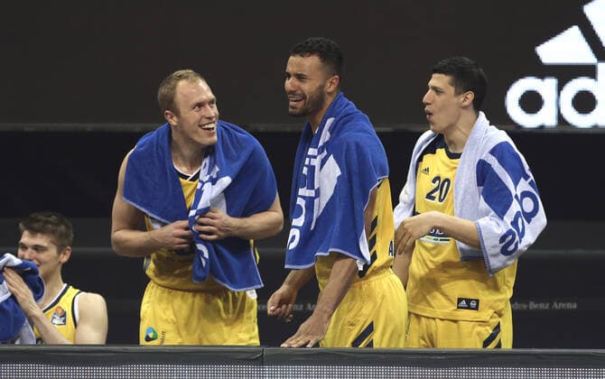 Luke Sikma, Johannes Thiemann, Simone Fontecchio Jubel jubelnd Freude Emotion Basketball BBL Bundesliga Herren Saison 2020 2021 14.03.2021 ALBA Berlin vs. BG Göttingen