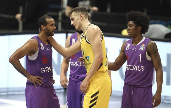 Akeem Vargas, Tim Schneider tröstend nach Spielende Basketball BBL Bundesliga Herren Saison 2020 2021 14.03.2021 ALBA Berlin vs. BG Göttingen