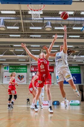 Barbora Kasparkowa (10, GISA Lions SV Halle) gegen Frieda Bühner (Osnabrück) GISA Lions SV Halle vs. GiroLive Panthers Osnabrück Basketball - 1. Bundesliga - ERDGAS Sportarena Halle (Saale) 14.03.2021 Foto: Holger John Sachsen-Anhalt Deutschland ERDGAS Sportarena Halle Saale