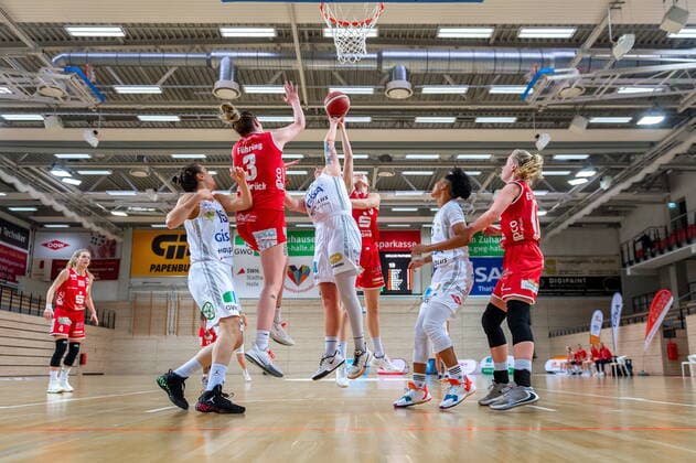 Klaudia Grudzien (23, GISA Lions SV Halle) unterm Korb GISA Lions SV Halle vs. GiroLive Panthers Osnabrück Basketball - 1. Bundesliga - ERDGAS Sportarena Halle (Saale) 14.03.2021 Foto: Holger John Sachsen-Anhalt Deutschland ERDGAS Sportarena Halle Saale