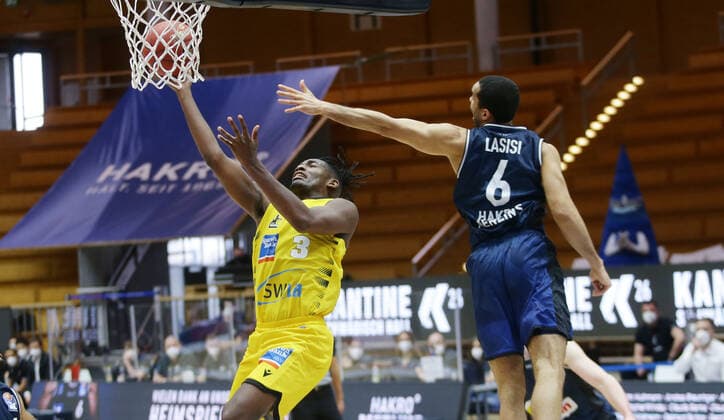 Ludwigsburg , Basketball easyCredit BBL Bundesliga , HAKRO Merlins Crailsheim vs. MHP Riesen Ludwigsburg , von links: Jaleen Smith ( Riesen ) Elias Lasisi ( Merlins )