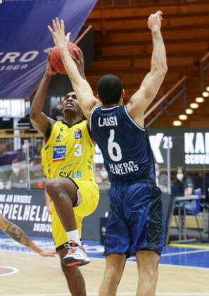 Ludwigsburg , Basketball easyCredit BBL Bundesliga , HAKRO Merlins Crailsheim vs. MHP Riesen Ludwigsburg , von links: Jaleen Smith ( Riesen ) Elias Lasisi ( Merlins )
