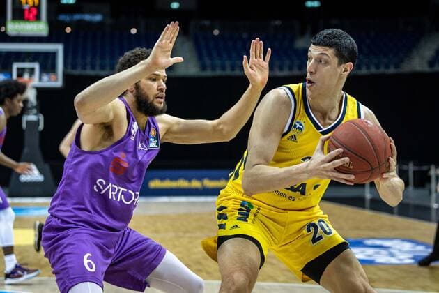 Basketball Berlin 14.03.2021 Saison 2020 2021 1. Bundesliga easyCredit BBL Alba Berlin - BG Göttingen Simone Fontecchio (Alba Berlin, No.20) Luke Nelson (Göttingen, No.06)