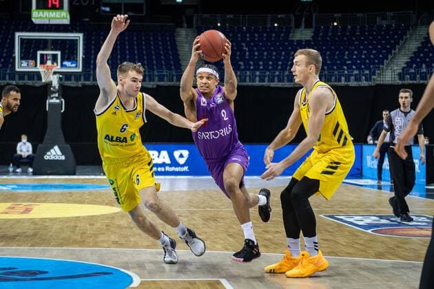 Basketball Berlin 14.03.2021 Saison 2020 2021 1. Bundesliga easyCredit BBL Alba Berlin - BG Göttingen Nelson Weidemann (Göttingen, No.02) Malte Delow (Alba Berlin, No.06) Niels Giffey (Alba Berlin, No.05)