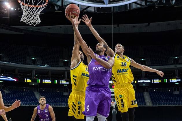 Basketball Berlin 14.03.2021 Saison 2020 2021 1. Bundesliga easyCredit BBL Alba Berlin - BG Göttingen Marvin Omuvwie (Göttingen, No.11) Louis Olinde (Alba Berlin, No.19) Johannes Thiemann (Alba Berlin, No.32)